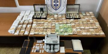 Ευρήματα μετά τη σύλληψη των μελών του κυκλώματος εκβιαστών (φωτ.: ΕΛΑΣ)