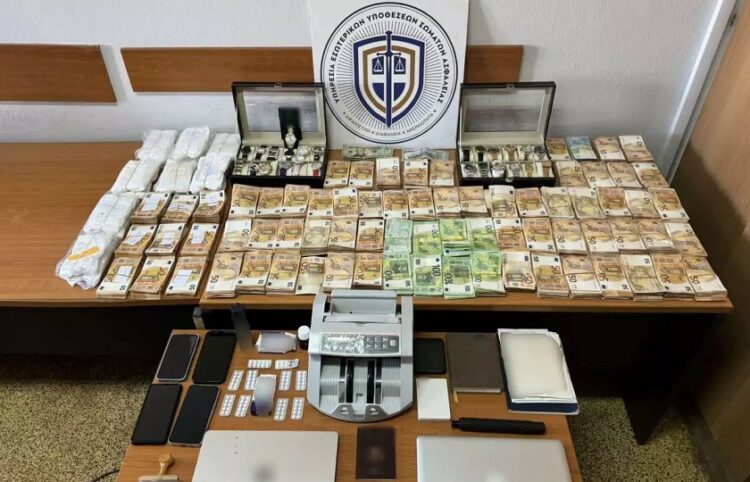 Ευρήματα μετά τη σύλληψη των μελών του κυκλώματος εκβιαστών (φωτ.: ΕΛΑΣ)