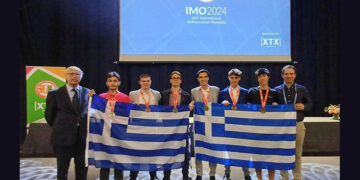 Οι Έλληνες μαθητές με τα μετάλλιά τους και την ελληνική σημαία (φωτ.: ΑΠΕ-ΜΠΕ)