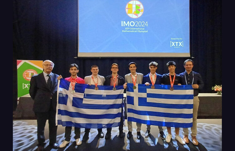 Οι Έλληνες μαθητές με τα μετάλλιά τους και την ελληνική σημαία (φωτ.: ΑΠΕ-ΜΠΕ)
