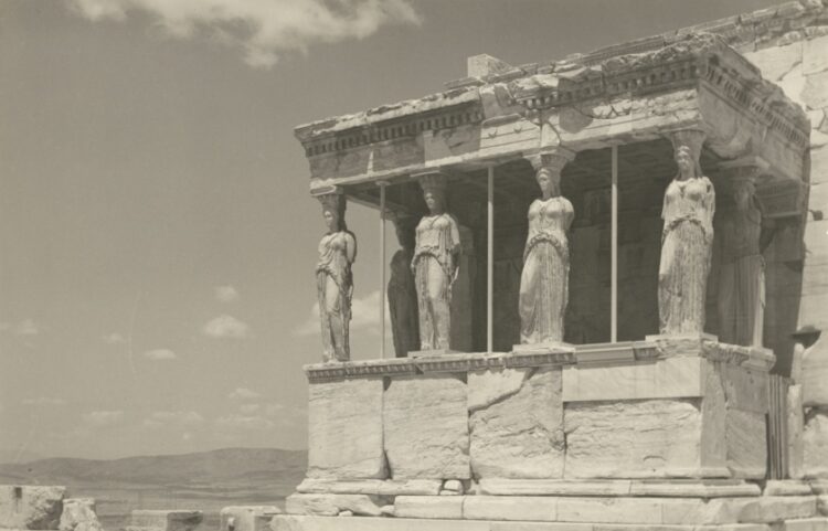 Οι Καρυάτιδες στο Ερέχθειο της Ακρόπολης μέσα από το φακό της Nelly's (πηγή: Δημοτική Πινακοθήκη Χανίων)