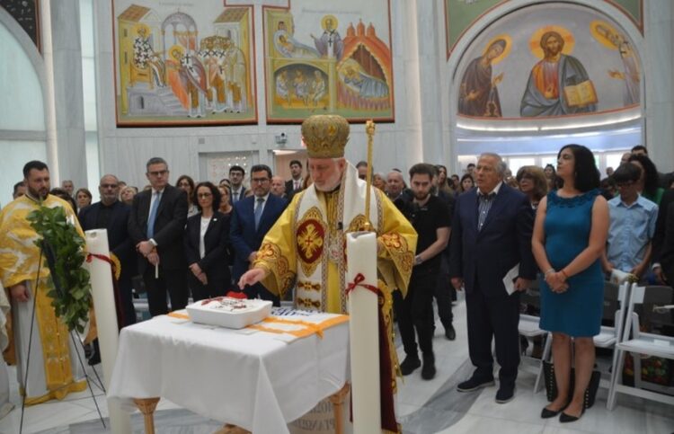 Ο Αρχιεπίσκοπος Αμερικής Ελπιδοφόρος στη διάρκεια του μνημοσύνου υπέρ των θυμάτων της τουρκικής εισβολής στην Κύπρο (φωτ.: anamniseis.net/Γιώργος Σαμαράς)