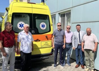 Ο πρώην βουλευτής Στάθης Κουτμερίδης (κέντρο) με στελέχη του νοσοκομείου Σερρών (φωτ.: facebook/ Tsalikakis G. Dimitrios)