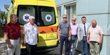 Ο πρώην βουλευτής Στάθης Κουτμερίδης (κέντρο) με στελέχη του νοσοκομείου Σερρών (φωτ.: facebook/ Tsalikakis G. Dimitrios)