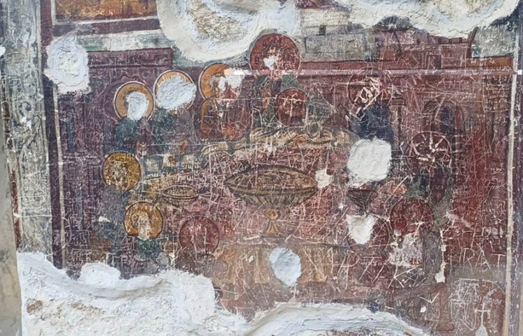 Κατεστραμμένες αγιογραφίες στην Παναγία Σουμελά στον Πόντο, πριν από τις εργασίες συντήρησης και αποκατάστασης (φωτ.: Anadolu)