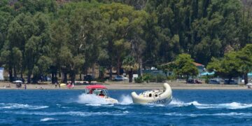 Λουόμενοι κάνουν θαλάσσια σπορ σε παραλία του Ναυπλίου (φωτ.: ΑΠΕ-ΜΠΕ / Ευάγγελος Μπουγιώτης)