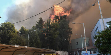 Η φωτιά κοντά στο «Καραμανδάνειο» παιδιατρικό νοσοκομείο (φωτ.: EUROKINISSI)