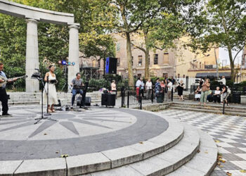 Στιγμιότυπο από την ελληνική βραδιά στην Πλατεία Αθηνών που βρίσκεται στην Αστόρια (φωτ.: Αναμνήσεις / Δημήτρης Τσάκας)