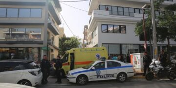 Αστυνομικοί έχουν αποκλείσει το στενό όπου δολοφονήθηκε ο 54χρονος στο Ψυχικό (φωτ.: ΑΠΕ-ΜΠΕ / Αλέξανδρος Βλάχος)