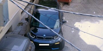 Το αυτοκίνητο που οδηγούσε ο 54χρονος τοπογράφος μηχανικός, ακριβώς στο σημείο της εκτέλεσης (φωτ.: ΑΠΕ-ΜΠΕ / Αλέξανδρος Βλάχος)