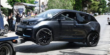 Το αυτοκίνητο στο οποίο δολοφονήθηκε ο τοπογράφος στις 2/7 (φωτ.: EUROKINISSI / Σωτήρης Δημητρόπουλος)