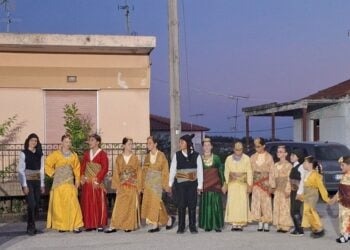 Το χορευτικό του Συλλόγου Ποντίων Λακκώματος στα Πετράλωνα Χαλκιδικής (φωτ.: Facebook / Σύλλογος Ποντίων Λακκώματος Χαλκιδικής)