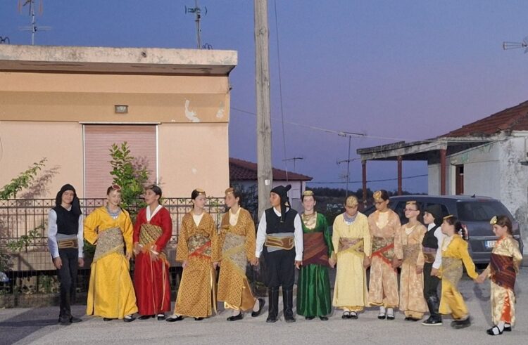 Το χορευτικό του Συλλόγου Ποντίων Λακκώματος στα Πετράλωνα Χαλκιδικής (φωτ.: Facebook / Σύλλογος Ποντίων Λακκώματος Χαλκιδικής)