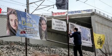 Φοιτητές σχολών καλών τεχνών κατέθεσαν λουλούδια και στεφάνια στο σημείο του σιδηροδρομικού δυστυχήματος των Τεμπών (φωτ.: EUROKINISSI)