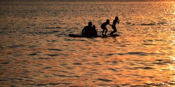 Αναζητώντας λίγη δροσιά μέσα στη θάλασσα της Αργολίδας (φωτ.: EUROKINISSI/Βασίλης Παπαδόπουλος)