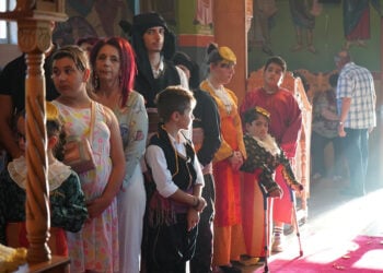 Η πρόεδρος του Συλλόγου Ποντίων Θρυλορίου «Η Κερασούντα και το Γαρς» Χρύσα Μαυρίδου, ανάμεσα σε παιδιά ντυμένα με ποντιακές φορεσιές (φωτ.: Livemedia)