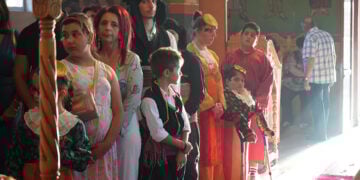 Η πρόεδρος του Συλλόγου Ποντίων Θρυλορίου «Η Κερασούντα και το Γαρς» Χρύσα Μαυρίδου, ανάμεσα σε παιδιά ντυμένα με ποντιακές φορεσιές (φωτ.: Livemedia)