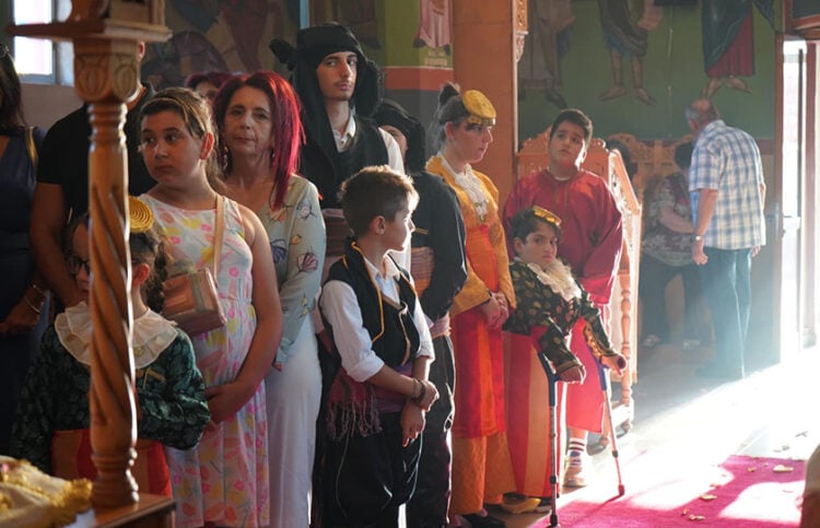 Η πρόεδρος του Συλλόγου Ποντίων Θρυλορίου «Η Κερασούντα και το Γαρς» Χρύσα Μαυρίδου, ανάμεσα σε παιδιά ντυμένα με ποντιακές φορεσιές (φωτ.: Livemedia)