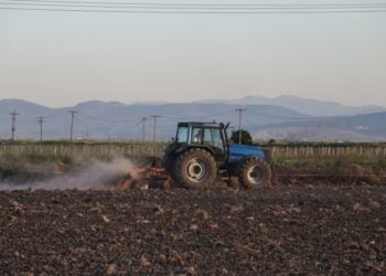 Τρακτέρ στη διάρκεια γεωργικών εργασιών στη Θεσσαλία (φωτ.: EUROKINISSI)