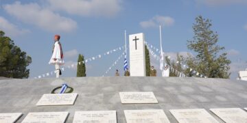 Στον Τύμβο της Μακεδονίτισσας (φωτ.: Υπουργείο Εθνικής Άμυνας)