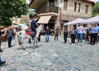 Οι καβαλάρηδες συμμετέχουν στο γλέντι στην πλατεία της Βλάστης (φωτ.: e-ptolemeos.gr/George Golemas, Dina Keramari)
