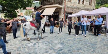 Οι καβαλάρηδες συμμετέχουν στο γλέντι στην πλατεία της Βλάστης (φωτ.: e-ptolemeos.gr/George Golemas, Dina Keramari)