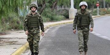 Αξιωματικοί του Τάγματος Εκκαθάρισης Ναρκοπεδίων Ξηράς στο χώρο του πρώην αεροδρομίου στο Ελληνικό (φωτ.: EUROKINISSI / Μιχάλης Καραγιάννης)