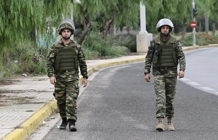 Αξιωματικοί του Τάγματος Εκκαθάρισης Ναρκοπεδίων Ξηράς στο χώρο του πρώην αεροδρομίου στο Ελληνικό (φωτ.: EUROKINISSI / Μιχάλης Καραγιάννης)