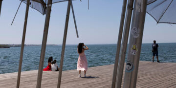 Τουρίστες βγάζουν φωτογραφίες κάτω από τον καυτό ήλιο, στη Θεσσαλονίκη (φωτ.: ΑΠΕ-ΜΠΕ / Αχιλλέας Χήρας)