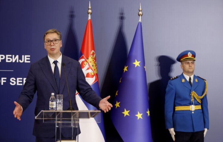 Ο Σέρβος πρόεδρος Αλεξάνταρ Βούτσιτς στη διάρκεια συνέντευξης Τύπου στο Βελιγράδι (φωτ.: EPA/Marko Djokovic)