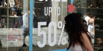 Βιτρίνα καταστήματος στην Οδό Ερμού στην Αθήνα κατά τη διάρκεια των θερινών εκπτώσεων (φωτ.: Αλέξανδρος Μπελτές/ΑΠΕ-ΜΠΕ)