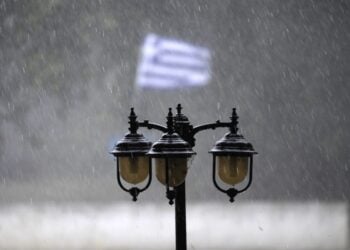 Μια ελληνική σημαία κυματίζει στον δυνατό αέρα κατά την διάρκεια καταιγίδας (φωτ.: Eurokinissi/Θανάσης Καλλιάρας)