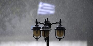 Μια ελληνική σημαία κυματίζει στον δυνατό αέρα κατά την διάρκεια καταιγίδας (φωτ.: Eurokinissi/Θανάσης Καλλιάρας)