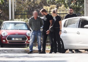 Στην ανακρίτρια οδηγείται ο 44χρονος που κατηγορείται για το βιασμό 16χρονης στον Κολωνό (φωτ.: EUROKINISSI / Σωτήρης Δημητρόπουλος)