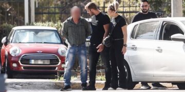 Στην ανακρίτρια οδηγείται ο 44χρονος που κατηγορείται για το βιασμό 16χρονης στον Κολωνό (φωτ.: EUROKINISSI / Σωτήρης Δημητρόπουλος)