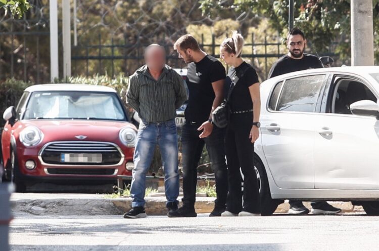 Στην ανακρίτρια οδηγείται ο 44χρονος που κατηγορείται για το βιασμό 16χρονης στον Κολωνό (φωτ.: EUROKINISSI / Σωτήρης Δημητρόπουλος)