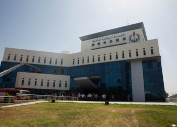 Άποψη του κτηρίου όπου στεγάζεται η Εθνική Εταιρεία Πετρελαίου (NOC), στην Τρίπολη της Λιβύης (φωτ. αρχείου: EPA/STR)