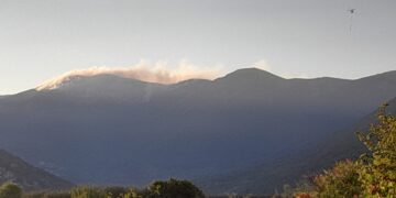 Ελικόπτερο διακρίνεται στο βάθος να κατευθύνεται προς το μέτωπο της φωτιάς στο Παγγαίο προκειμένου να επιχειρήσει για την κατάσβεσή της (φωτ.: Facebook.com/Ιωάννης Αγγέλου)