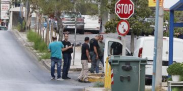 Κλιμάκιο του Τμήματος Εξουδετέρωσης Εκρηκτικών Μηχανισμών στο σημείο που δυο επιβαίνοντες σε μοτοσικλέτα πέταξαν τσάντα που περιείχε τρεις χειροβομβίδες.. Σάββατο 31 Αυγούστου 2024 (φωτ.: Eurokinissi/Γιώργος Κονταρίνης)