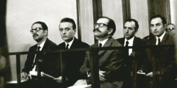 Οι κατηγορούμενοι στη δίκη της «Δημοκρατικής Άμυνας». Από αριστερά, στην πρώτη σειρά οι Παύλος Ζάννας, Γιώργος Σιπητάνος, Στέλιος Νέστωρ και στην πίσω σειρά οι Σωτήρης Δέδες και Αργύρης Μαλτσίδης. Ο έκτος κατηγορούμενος Κώστας Πύρζας «κρύβεται» πίσω από τον Νέστορα (φωτ.: thessmemory.wordpress.com)