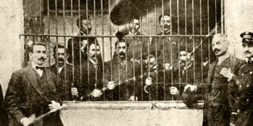 Ο Σαρχάντ (με το καπέλο) μαζί με άλλους Αρμένιους συλληφθέντες, στα κρατητήρια της αστυνομίας στην Αθήνα (πηγή: armenika.gr)