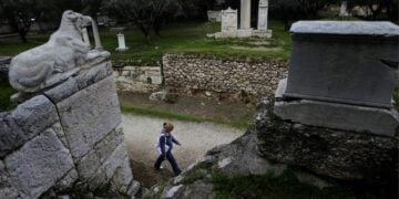 Μία γυναίκα επισκέπτεται το αρχαίο νεκροταφείο του Κεραμεικού, το αρχαιότερο και μεγαλύτερο νεκροταφείο της αρχαίας Αθήνας. (φωτ.: ΑΠΕ-ΜΠΕ/Ορέστης Παναγιώτου)