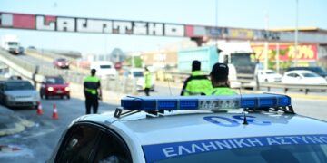 Περιπολικό της αστυνομίας έξω από τα ΚΤΕΛ Κηφισού (φωτ.: EUROKINISSI/Κώστας Τζούμας)