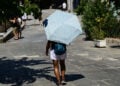 Βόλτα στην Πλάκα με... ομπρελίτσα για τον ήλιο (φωτ.: EUROKINISSI / Μιχάλης Καραγιάννης)
