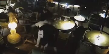 Εικόνα από τη στιγμή της συμπλοκής στο beach bar στη Χανιώτη (πηγή: YouTube)