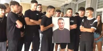 Φίλοι του αδικοχαμένου Γιάννη στα Δικαστήρια της Θεσσαλονίκης με τη φωτογραφία του (φωτ.: glomex)