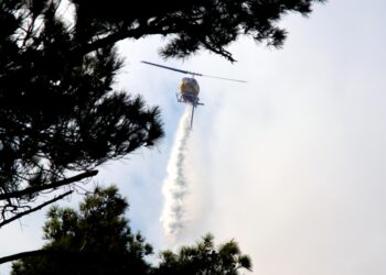 Ελικόπτερο κάνει ρίψεις νερού σε φωτιά στη Ρόδο (φωτ.: EUROKINISSI/Αργύρης Μαντικός)