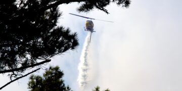 Ελικόπτερο κάνει ρίψεις νερού σε φωτιά στη Ρόδο (φωτ.: EUROKINISSI/Αργύρης Μαντικός)