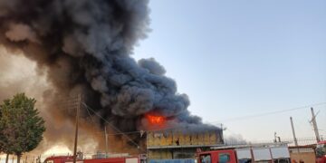 Το εργοστάσιο παραδόθηκε στις φλόγες (φωτ.: EUROKINISSI)