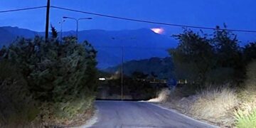 Η φωτιά όπως φαινόταν χθες από το Ορφάνι (φωτ.: kavalapost.gr / Ηλίας Ορφανίδης)